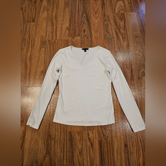 Banana Republic White Long Sleeve V-Neck Cotton Top - Picture 3 of 8